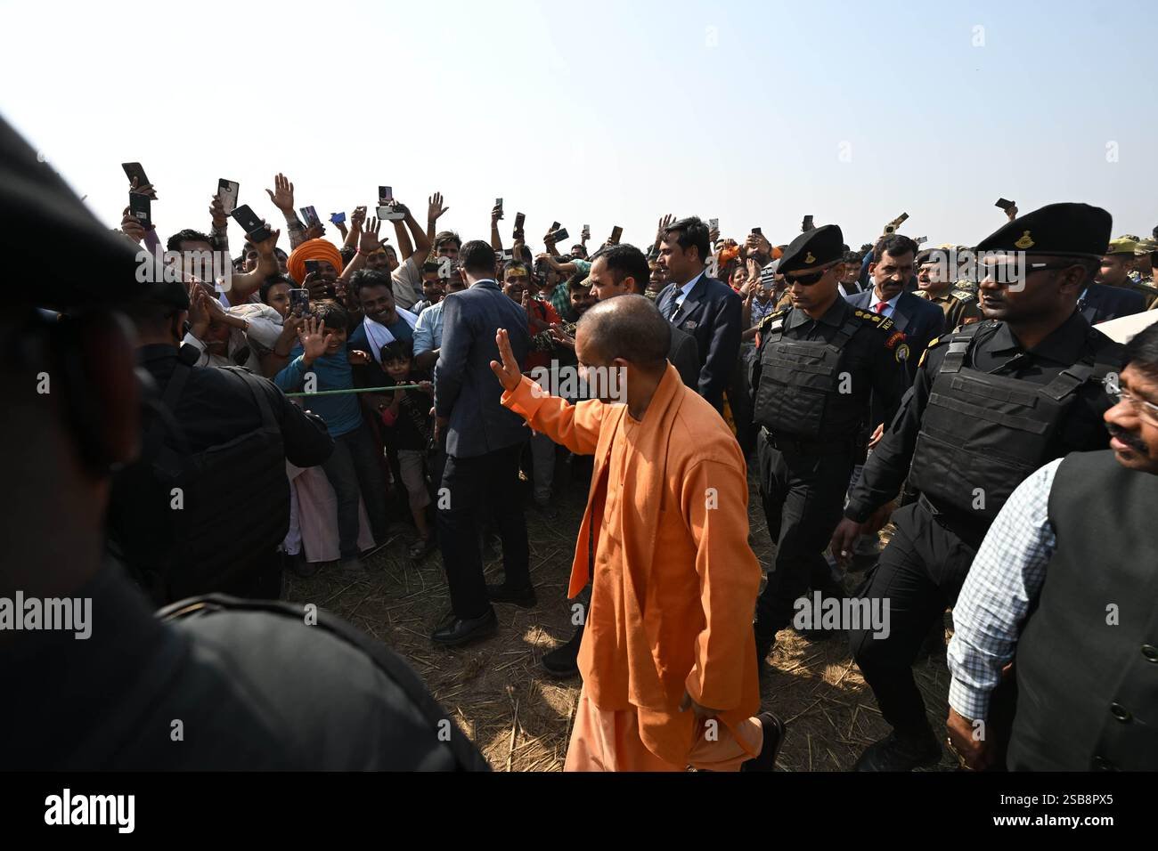 मुख्यमंत्री योगी आदित्यनाथ ने पैतृक गांव में बच्चों को दुलारा