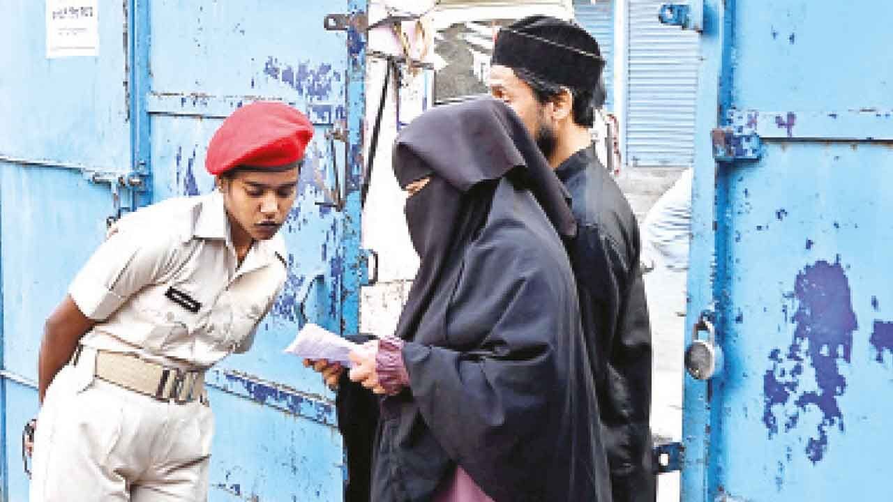 नंबर प्लेट हटाना: बिहार-यूपी सीमा पर ओवरलोडिंग रोकने के प्रयास